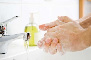 Ngâm tay vào nước nóng rồi rửa sạch bằng sữa tắm