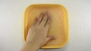 Cách tẩy keo dính trên tay: Ngâm tay vào nước xà phòng trong 10 phút 