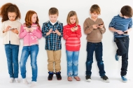 Trẻ bao nhiêu tuổi mới nên cho dùng smartphone?